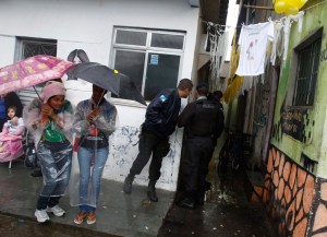 Bajo la lluvia esperaron al Papa Francisco en la favela de Varginha (Fotos)