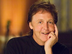 Paul McCartney tocó éxitos de The Beatles junto a Nirvana (Video)