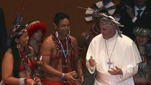 El papa Francisco y su tocado de plumas indígena (Fotos)