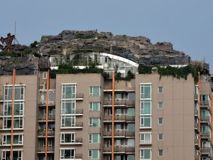 Armó una “montaña” en la terraza de un edificio (Fotos)