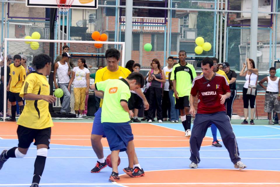Capriles gozó un mundo jugando futbolito y baloncesto en el mega gimnasio de Petare (FOTOS)