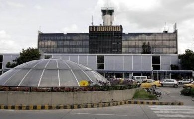 Detienen a dos venezolanos en aeropuerto colombiano con más de 10 kilos de cocaína en su equipaje