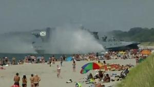 Un barco militar y un buen susto en la playa (Video)
