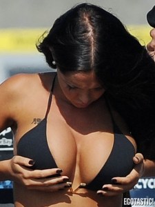 La “Kim Kardashian francesa” hace de las suyas con este bikini