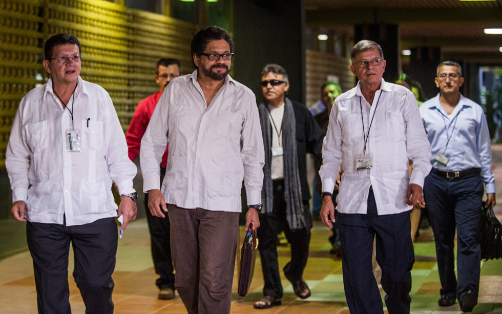 Ministros de Santos reciben críticas de las Farc luego de reanudarse diálogo de paz