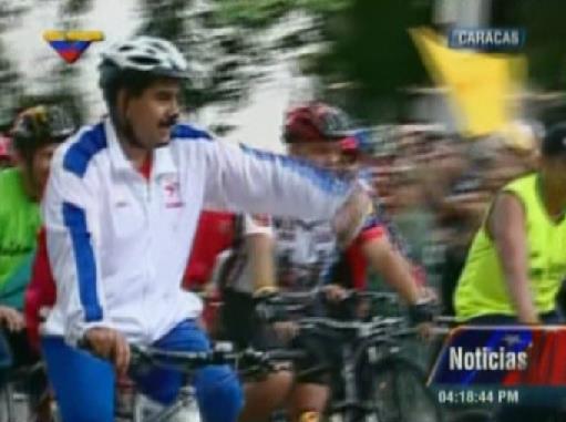 Maduro se echa una matada durante su paseo en bicicleta (Video)