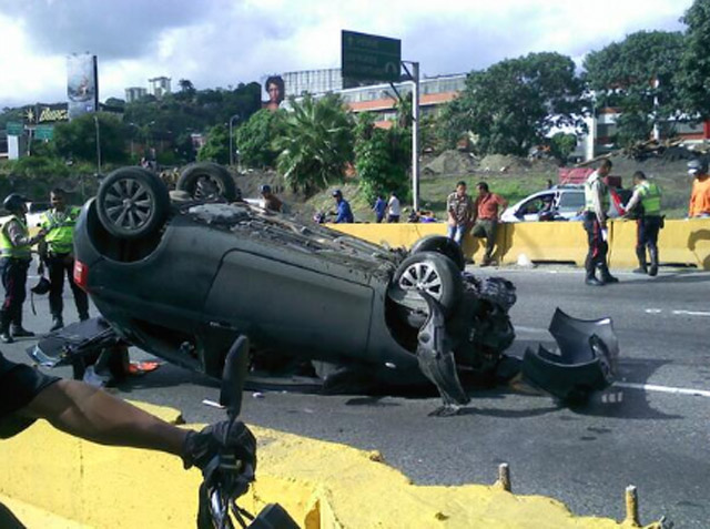 Accidente en la autopista Caracas-Guarenas deja dos lesionados