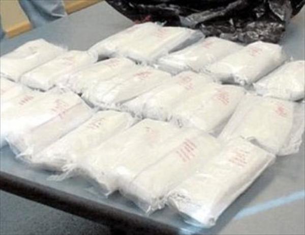 Policía decomisa 400 kilos de cocaína en contenedor con frutas