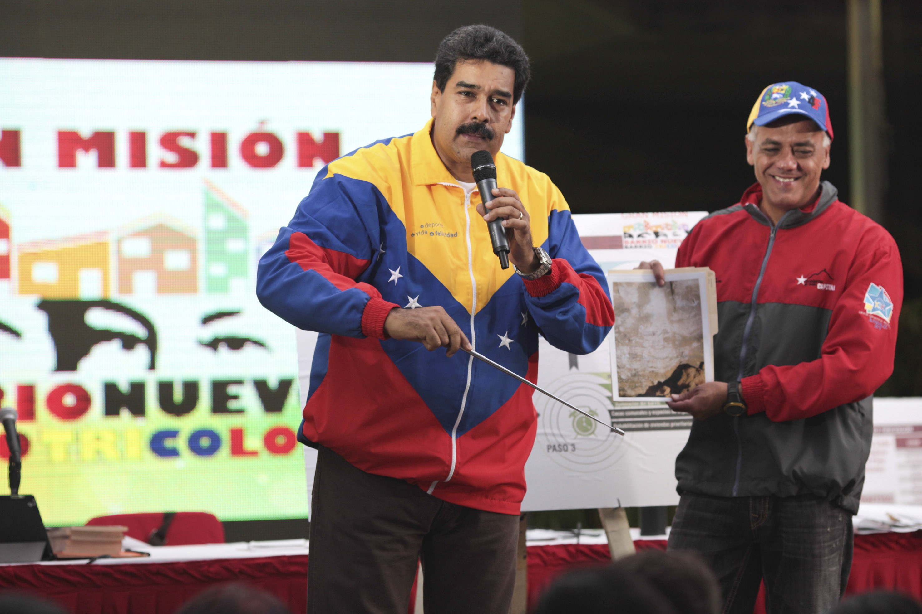 Maduro: Así sea con velita, el pueblo va a salir a votar el 8D
