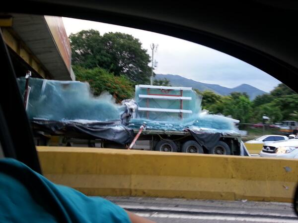 Gandola cargada de vidrio quedó atascada en el puente de Los Ruices (Foto y Video)
