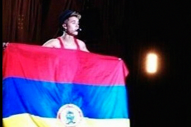 Justin creyó que se la estaba comiendo y lució bandera colombiana al revés