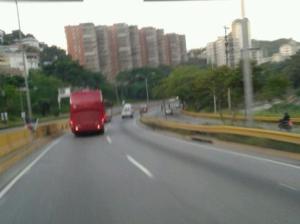 Así infringen la ley de tránsito los autobuses del Gobierno (Fotos)