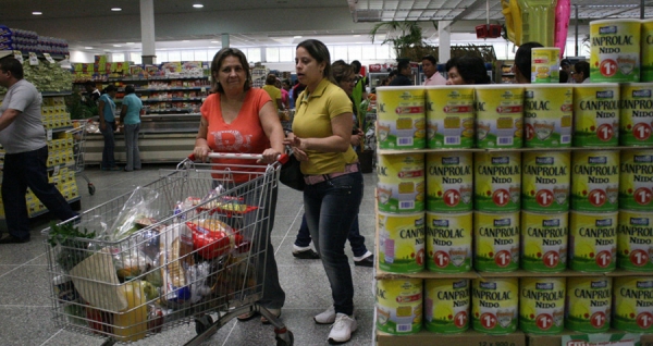 Hasta en Bs.10 venden dos cucharadas de leche para bebés en bodegas