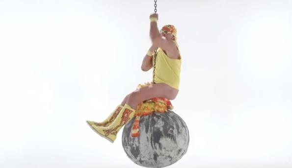 Hulk Hogan imita el “Wrecking Ball” de Miley Cyrus para un comercial (Video)