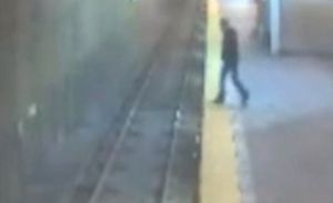 Una sonámbula se lanza a la vías del metro (Video)