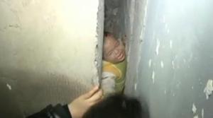 Chinito cae de balcón y queda atrapado entre dos muros (Video)
