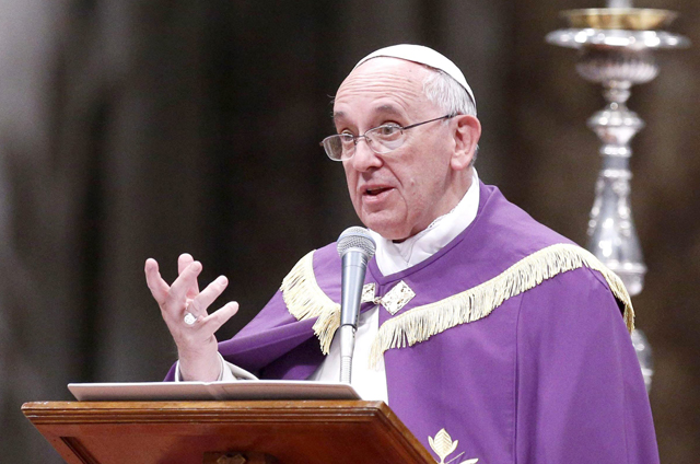 Papa considera que realidades como parejas gays son un desafío educativo para la iglesia