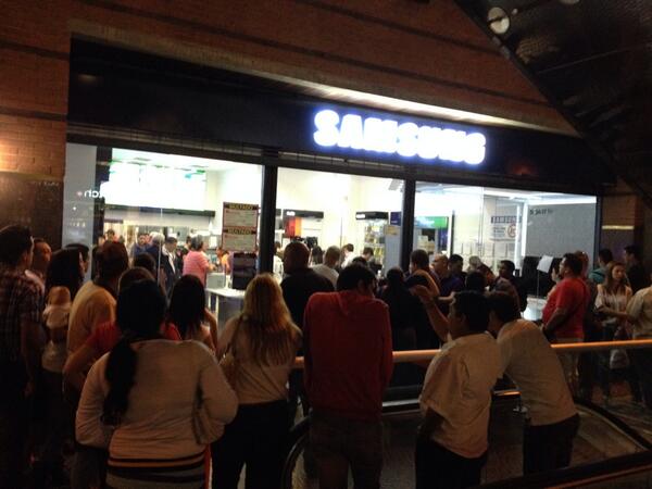 Compradores se acercaron a la Samsung del Centro San Ignacio