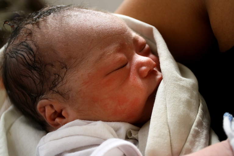 Bea Joy, la niña que nació en medio de la destrucción (Fotos)