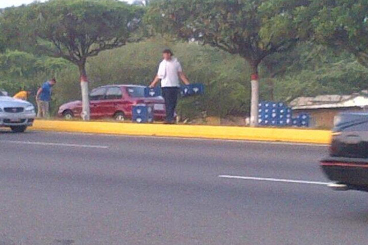 Gandola cargada de cervezas perdió su carga en Maracaibo (Foto)