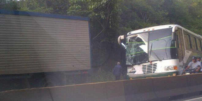 Colapsada la Panamericana por choque entre autobús y camiones