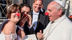 El Papa Francisco se puso una nariz de payaso (Foto)