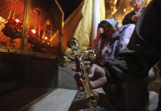 PEREGRINOS VISITAN LA BASÍLICA DE LA NATIVIDAD