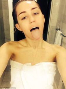 Mojado y salvaje: Miley Cyrus posa sin maquillaje saliendo de la ducha (Foto)