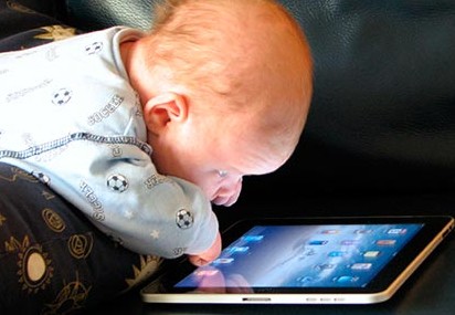 Pediatras alertan el riesgo de que los bebés usen smartphones