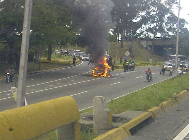 Incendio de un carro en la Cota Mil genera retraso (Foto)