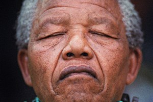 Imagen de Mandela en su lecho de muerte podría ser falsa (Foto comparación)
