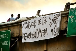 Estas pancartas amanecieron hoy en Caracas (Fotos)