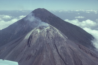 Volcán Fuego incrementa actividad con fuertes explosiones en Guatemala