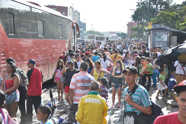 Así está la cola de bañistas para bajar a La Guaira (Fotos)