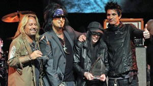 Después de 33 años, Mötley Crüe se separa (Video)