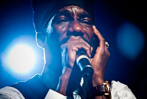 Cancelan concierto de Sizzla en Amsterdam por sus letras homófobas