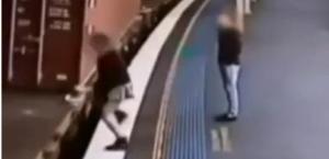 Mujer cae a las vías del tren, es arrollada y sale ilesa (Video)