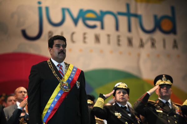 Aunque usted no lo crea: Chávez, desde el pasado, le da lecciones democráticas a Maduro (pobre Constitución)