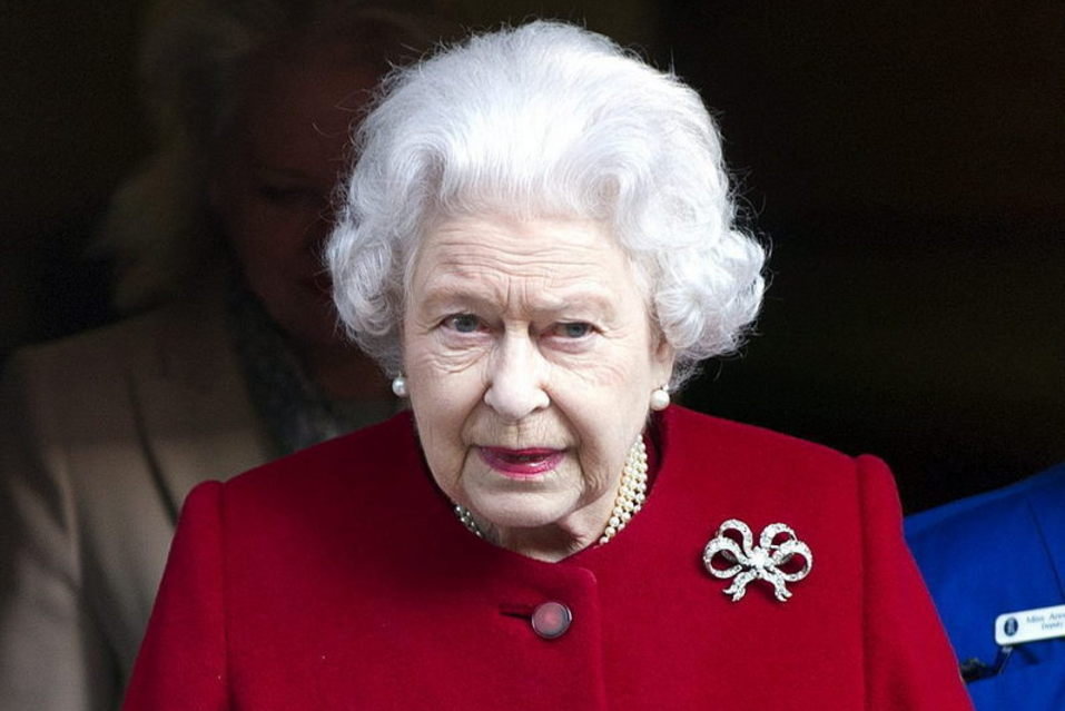 Reina Isabel II expresa sus condolencias por atentado contra “Charlie Hebdo”