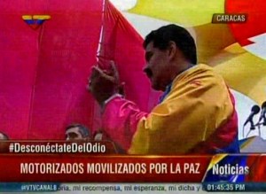 Así baila y canta Nicolás Maduro con los “motorizados de la paz”
