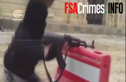 Polémica por video de chamín enseñando a disparar rifles automáticos en Siria