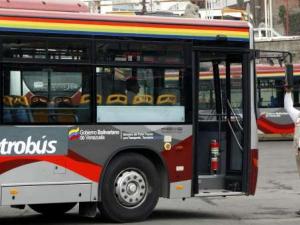 Suspendidas siete rutas de Metrobús por obstrucciones en las vías