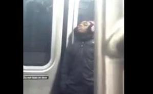 En vez de ayudar, ella lo deja caer en el metro (Video)