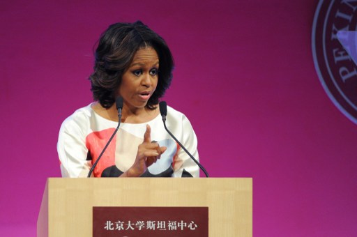 Michelle Obama recomienda tener cuidado con los tuits