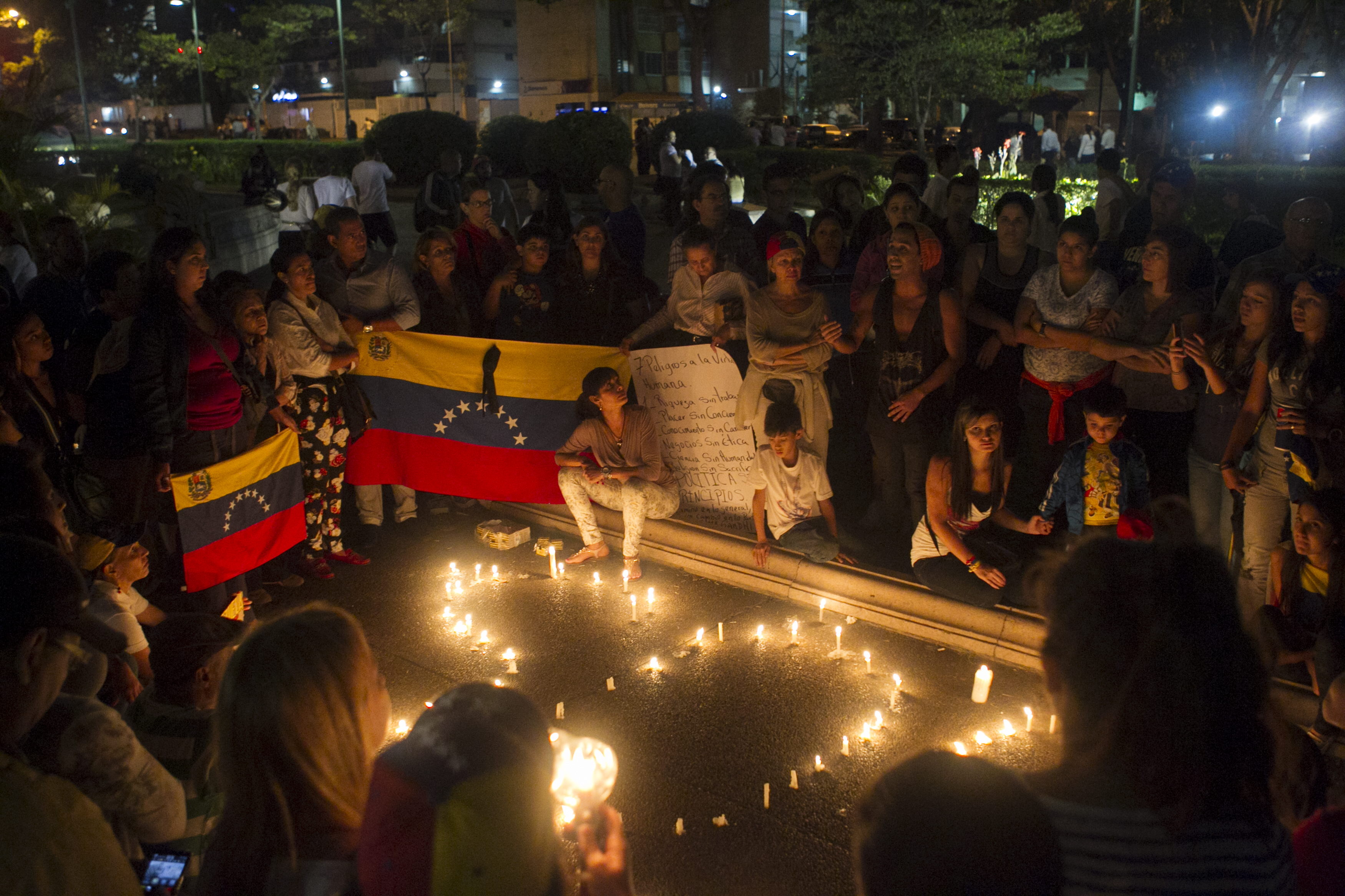 Velas, pancartas y cacerolas contra armas largas en Chacao 17M (Fotos)