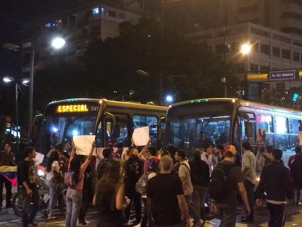 Manifestantes vuelven a tomar la Plaza Altamira este 21M (FOTOS)