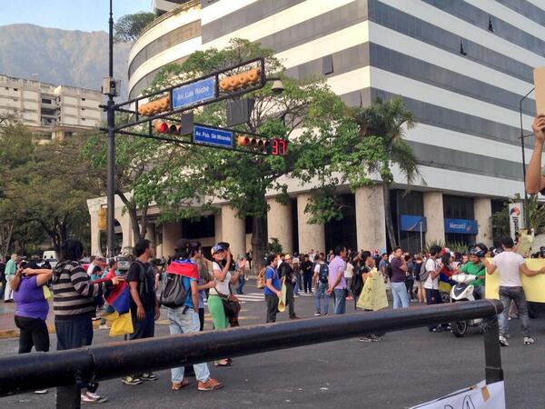 Comienza concentración en la Plaza Altamira (FOTOS)