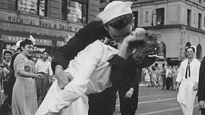 Muere el marino que protagonizó foto del beso en Times Square tras II Guerra