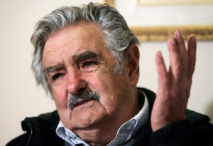 Mujica dijo que Chávez dejó un vacío muy difícil de llenar