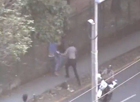Manifestantes se unen y logran rescate de joven detenido por la PNB (Video)